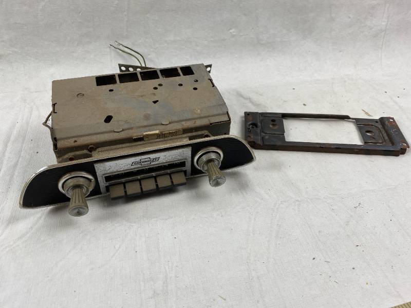 lot 6267 image: Chevrolet Car Radio