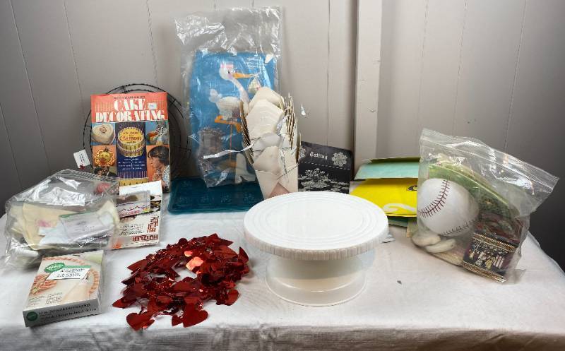lot 6296 image: Lot of Cake Decorating Items