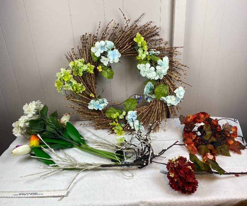 lot 6300 image: Lot of Flowers & a Pretty Flower Door Wreath