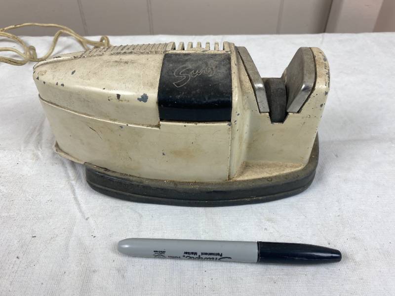 lot 6304 image: Vintage Electric Surf Knife Sharpener