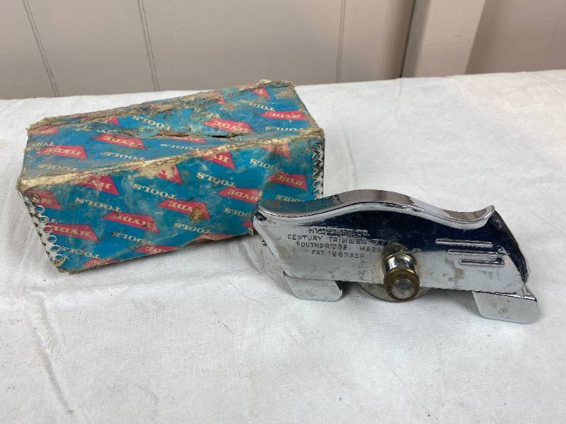 lot 6305 image: Vintage Wallpaper Trimmer - in original box