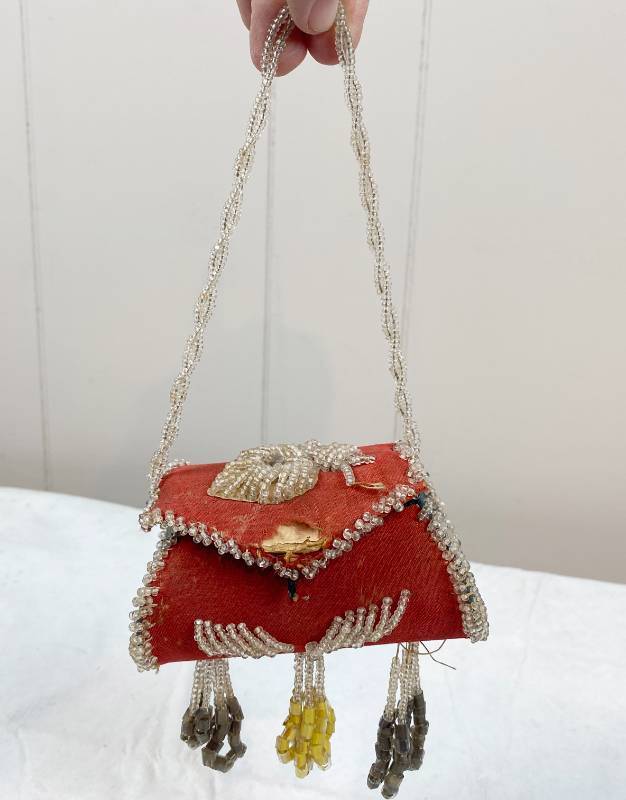 lot 6325 image: Beautiful Handmade Beaded Hand Purse