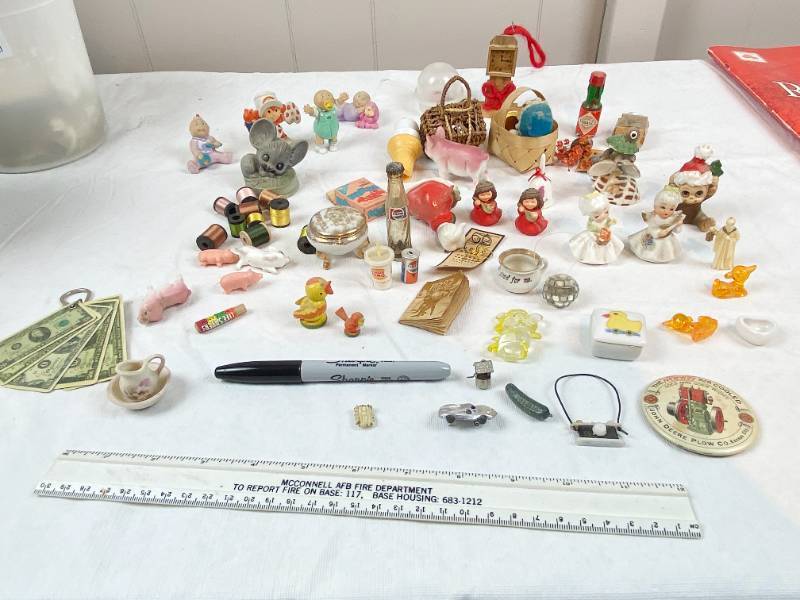 lot 6332 image: Lot of Knickknacks