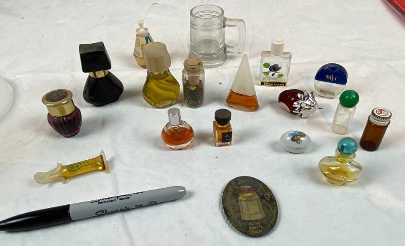 lot 6333 image: Lot of Perfume Bottles, etc.