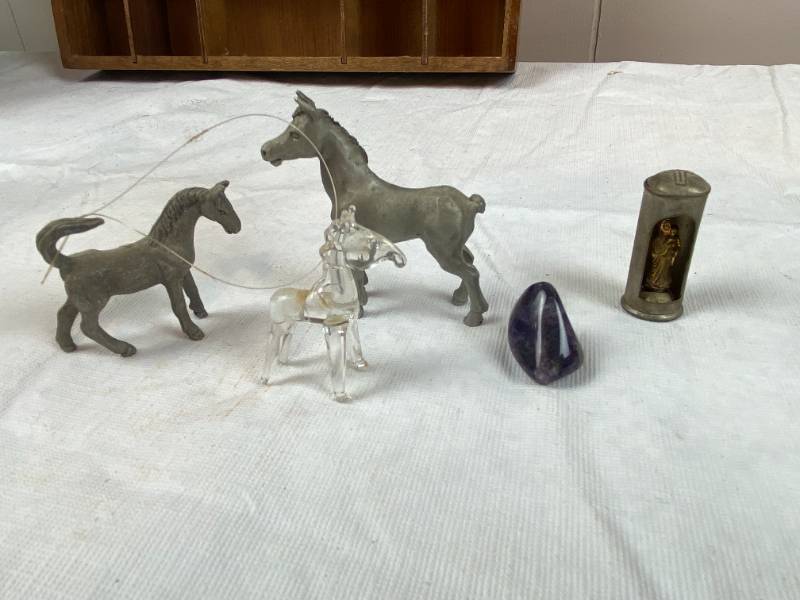lot 6334 image: Lot of Knickknacks