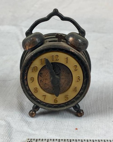 lot 6335 image: Durham Industries Miniature Vintage Metal Clock - WOW
