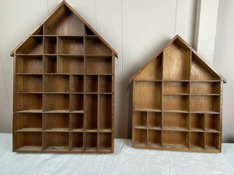 lot 6341 image: Lot of 2 Wooden House, Wall Hanging, Knickknack Display