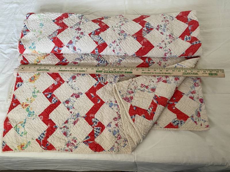 lot 9435 image: Handmade Quilt Good condition for its age Great Decor