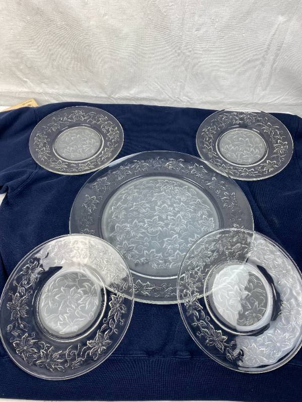 lot 9468 image: Festive Glass Christmas Platter and Four Plates - See pics for Measurements -- Pretty