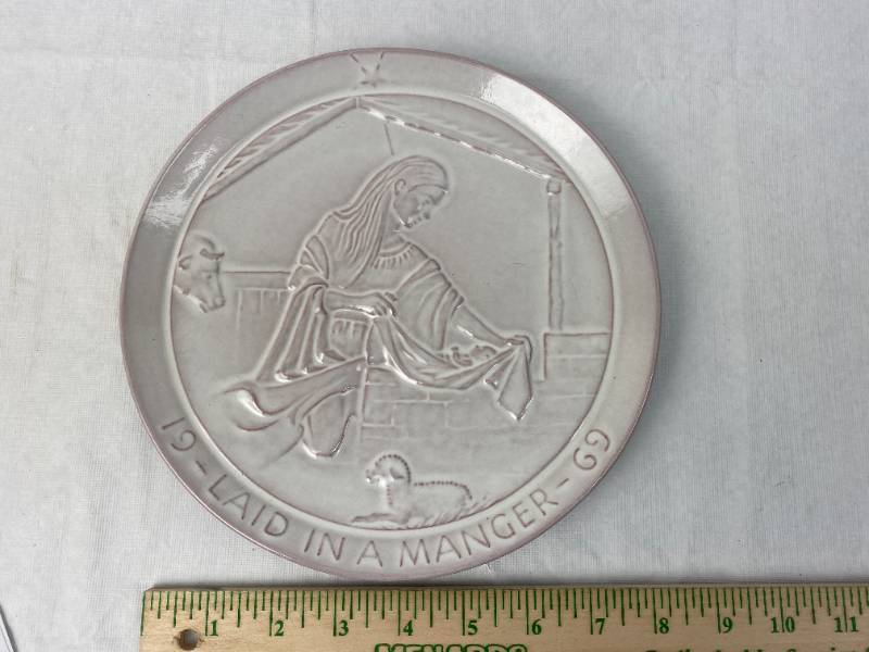 lot 9479 image: Vintage Christmas Hanging Plate FRANKOMA J.F. 1969 Joniece Frank - LAID IN A MANGER w Paper