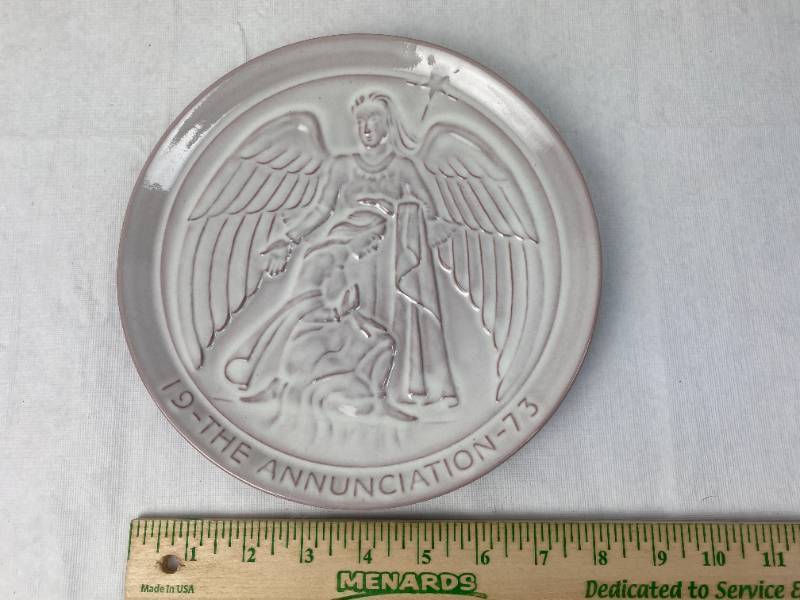 lot 9480 image: Vintage Christmas Hanging Plate FRANKOMA J.F. 1973 Joniece Frank - THE ANNUNCIATION w Paper
