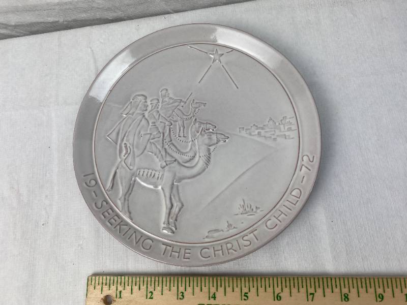 lot 9481 image: Vintage Christmas Hanging Plate FRANKOMA J.F. 1972 Joniece Frank - SEEKING THE CHRIST CHILD w Paper