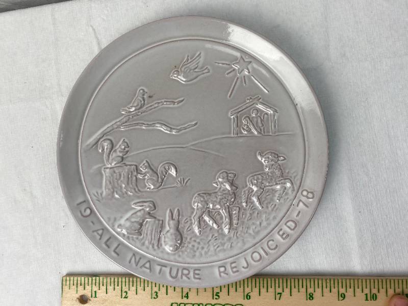 lot 9482 image: Vintage Christmas Hanging Plate FRANKOMA J.F. 1978 Joniece Frank - ALL NATURE REJOICE w Paper