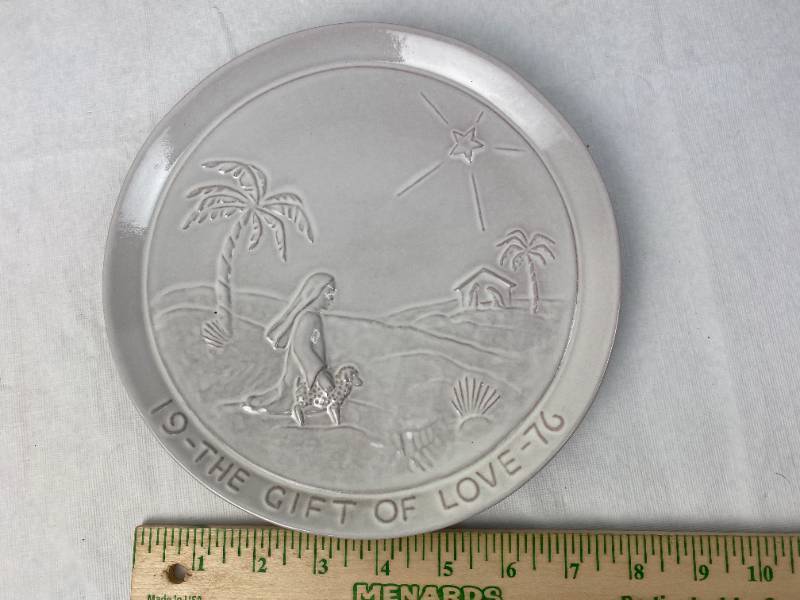 lot 9483 image: Vintage Christmas Hanging Plate FRANKOMA J.F. 1976 Joniece Frank - THE GIFT OF LOVE