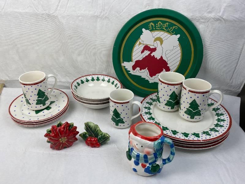 lot 9486 image: Set of Libbey Christmas Dishes, Holly Salt and Pepper and More