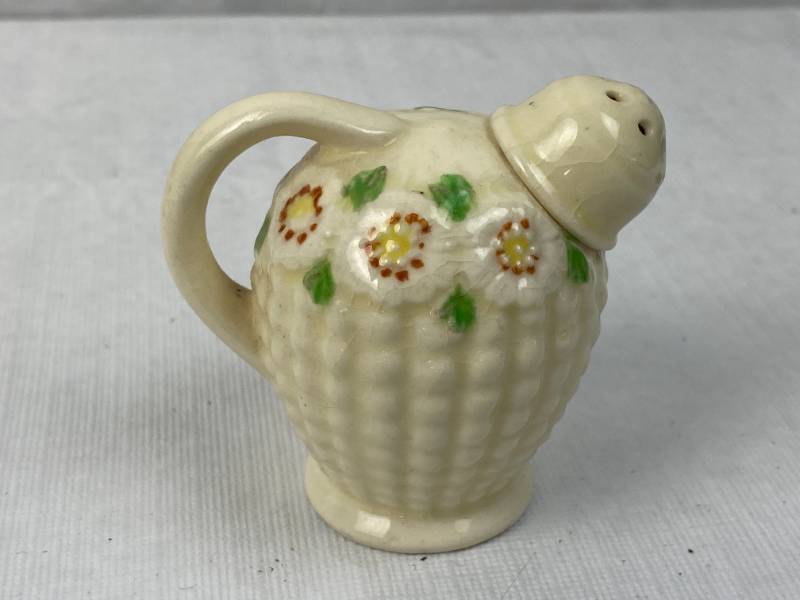 lot 9495 image: Vintage Maruhon Ware salt shaker - Top screws off Handpainted, made in Japan. Cute floral design - see pics
