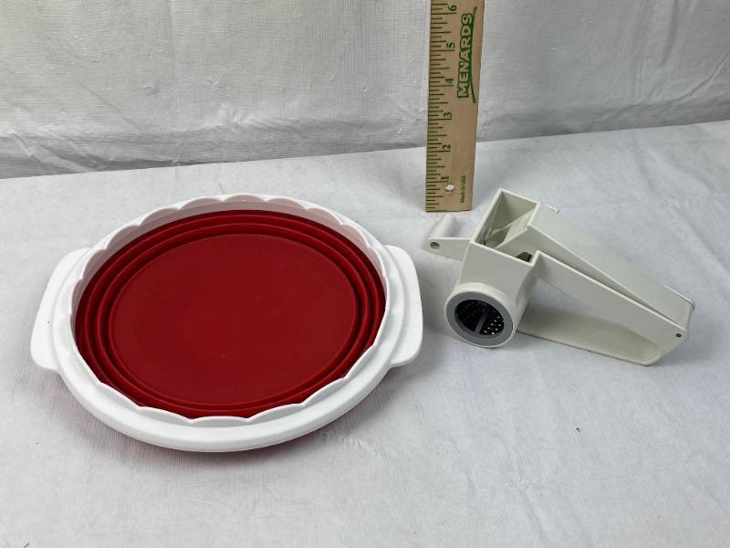 lot 9511 image: Collapsible Serving Bowl and Cheese Grater
