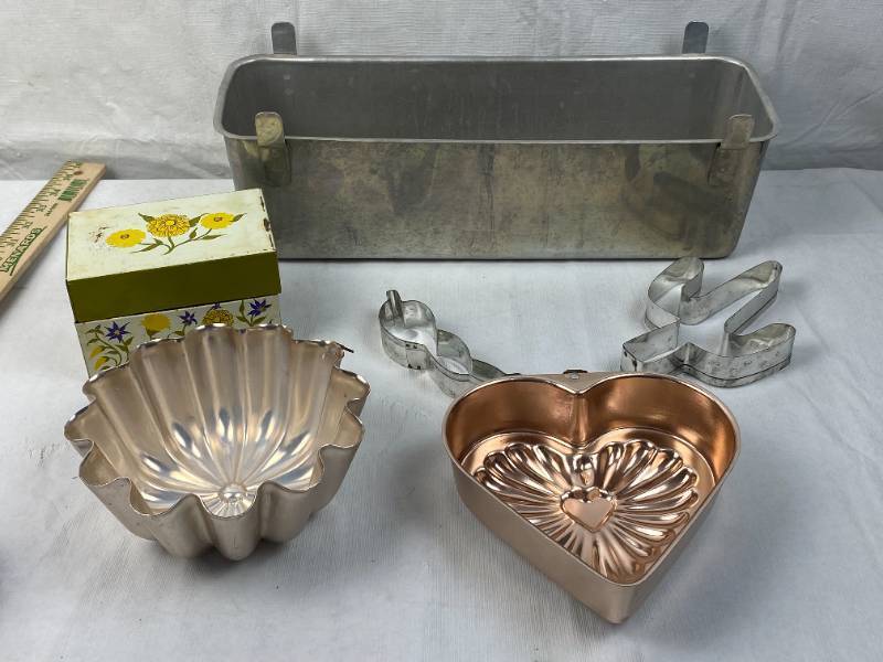 lot 9513 image: Lot of Vintage Kitchen Items - Aluminum Fridge Bin, Gelatin Molds (Nordic Ware) and More