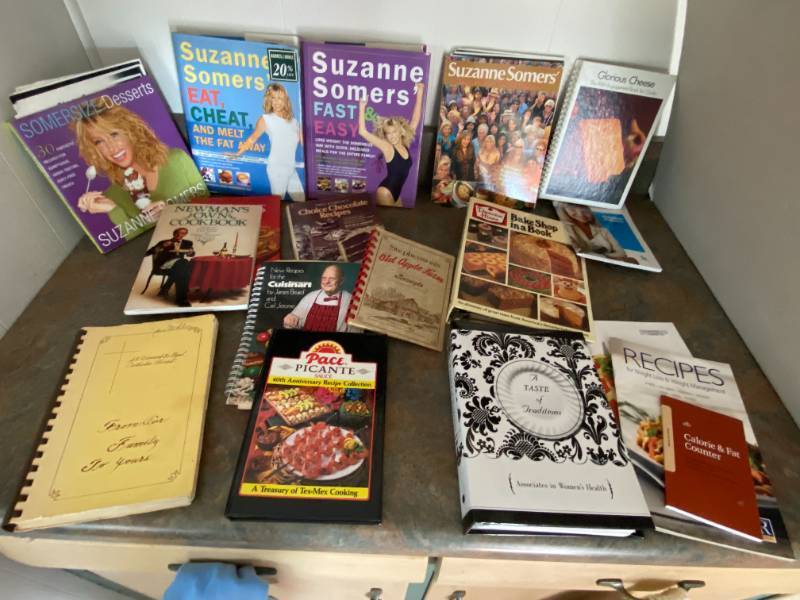 lot 9514 image: Lot of Cookbooks - Try something new for dinner