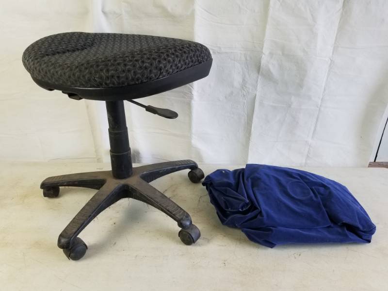 lot 9968 image: Rolling Shop Chair and an Air Bed