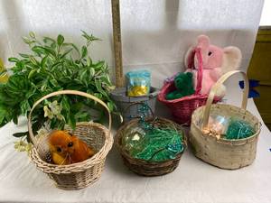 lot 6212 image: Lot of Great EASTER Baskets and other Greenery