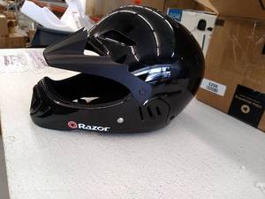 lot 5298 image: Razor youth medium sized helmet