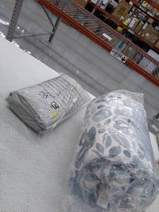lot 5383 image: Amazon Basics Comforter 90in x 90in and Sheet set