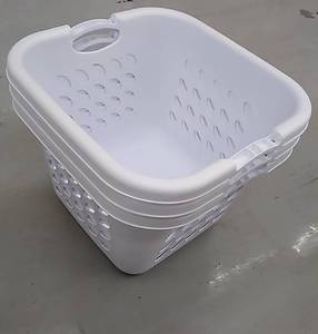 lot 5473 image: 3 - Sterilite laundry baskets