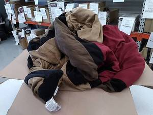 lot 5524 image: Chezmoi comforter, California king