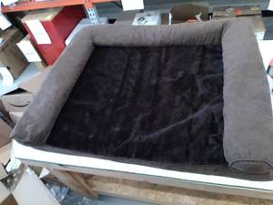 lot 5553 image: Dog bed 36in.x 44in.brown