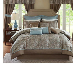 lot 5691 image: Madison Park Essentials Comforer and Pillows