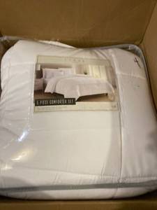 lot 20223 image: Cedar Home 5 Piece Comforter Set King
