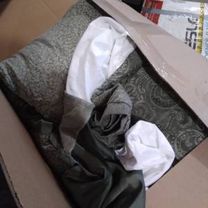 lot 20306 image: AMAZON BASICS COMFORTER SET