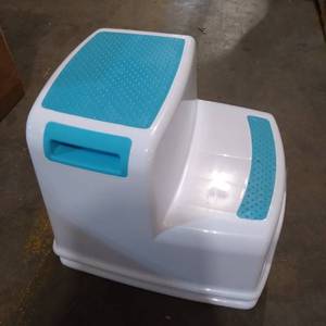 lot 20880 image: PLASTIC STEP STOOL WITH RUBBER TREADS SET OF 2