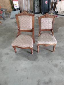 lot 10 image: 2 Victorian childs chairs seats are 15 in off the ground