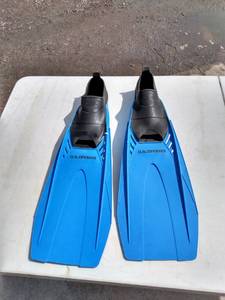 lot 17 image: pair of Pacifica US divers flippers made in USA size 10-11