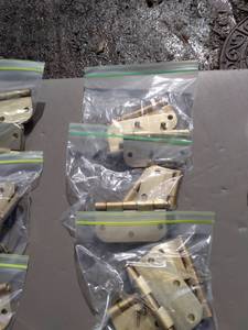lot 19 image: 3 sets of 3 - 3 12 inch brass hinges and screws