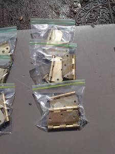 lot 20 image: 3 sets of 3 - 3 12 inch brass hinges and screws