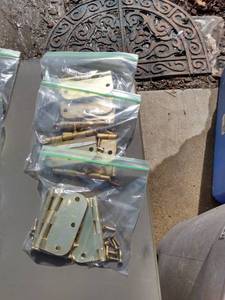 lot 22 image: 3 sets of 3 - 3 12 inch brass hinges and screws