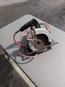 lot 26 image: working Black & Decker 1 14 horsepower circular saw