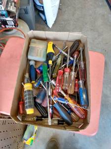 lot 103 image: flat of screwdrivers and nut drivers