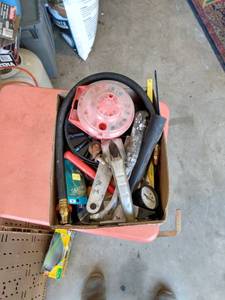 lot 105 image: flat of miscellaneous tools and garage items