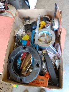 lot 106 image: flat of mixed tools and garage items