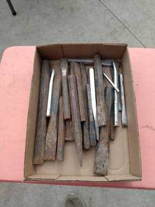 lot 132 image: flat of mixed chisels