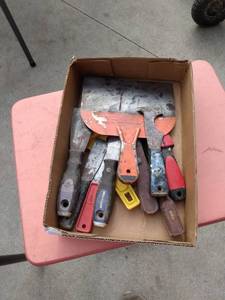 lot 139 image: flat of putty knives