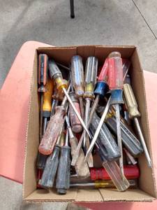 lot 141 image: mixed flat of screwdrivers