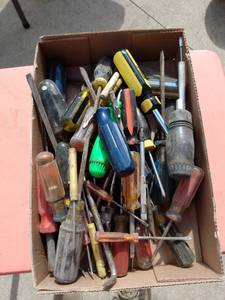 lot 142 image: mixed flat up screwdrivers