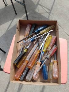 lot 143 image: mixed flat of large screwdrivers