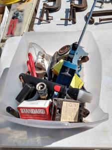 lot 157 image: mixed tub of tools and garage items