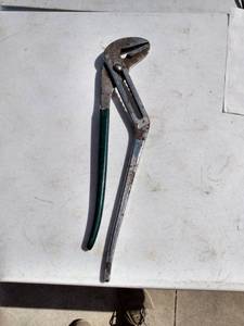 lot 159 image: 1 pair of 20 in channel lock pliers